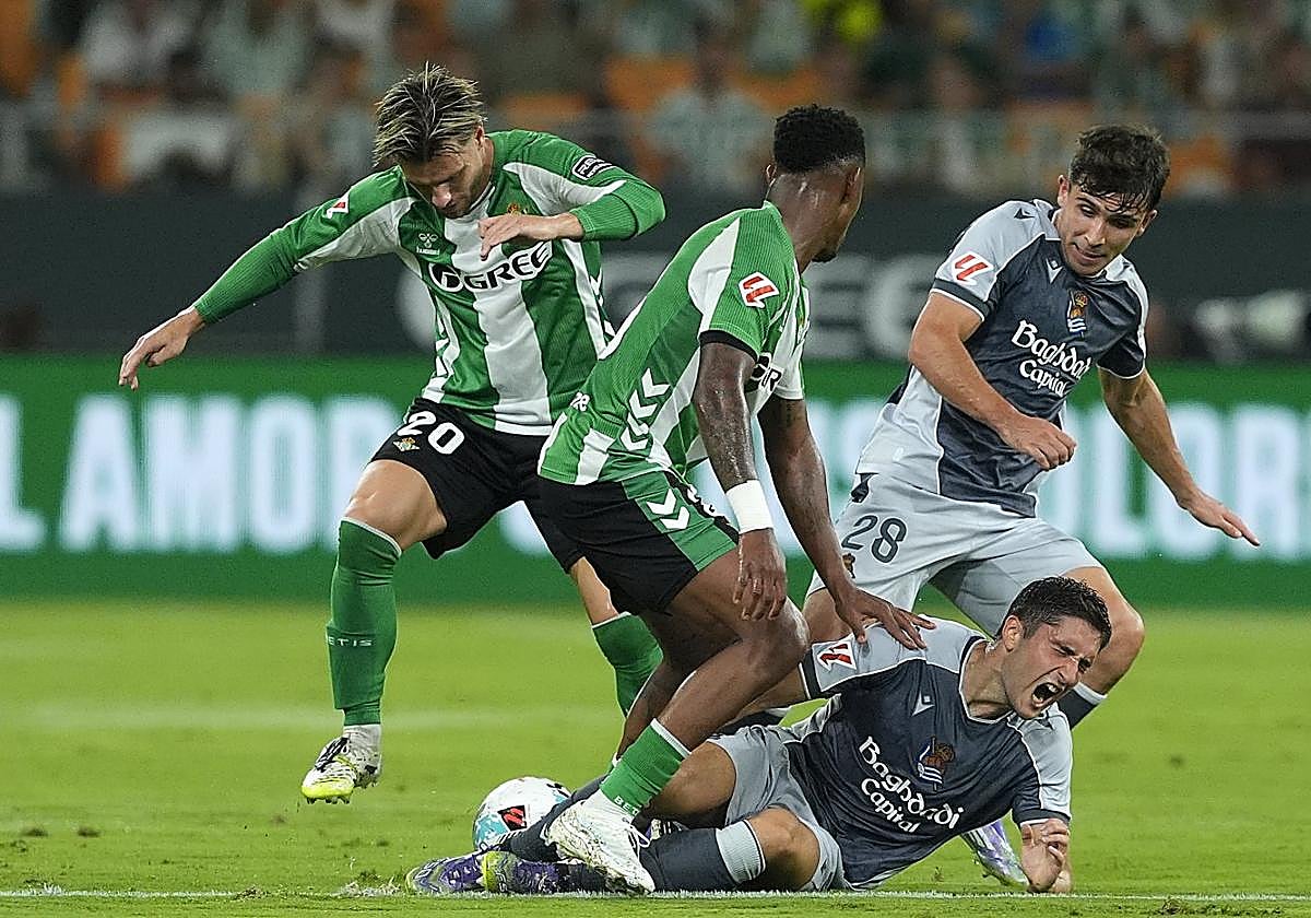 Pablo Marín y Jon Gorrotxategi disputan un balón ante Lo Celso y Junior Firpo.
