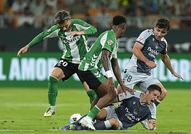 Pablo Marín y Jon Gorrotxategi disputan un balón ante Lo Celso y Junior Firpo.