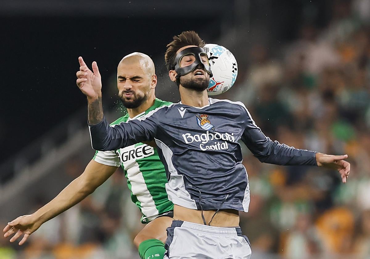 Brais disputa el balón por arriba en un duelo con Amrabat.