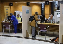 Trabajadores de la Diputación en las Torres de Errotaburu en Donostia