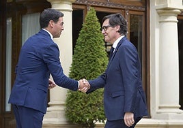 Imanol Pradales recibe a Salvador Illa en la escalinata del palacio de Ajuria Enea.