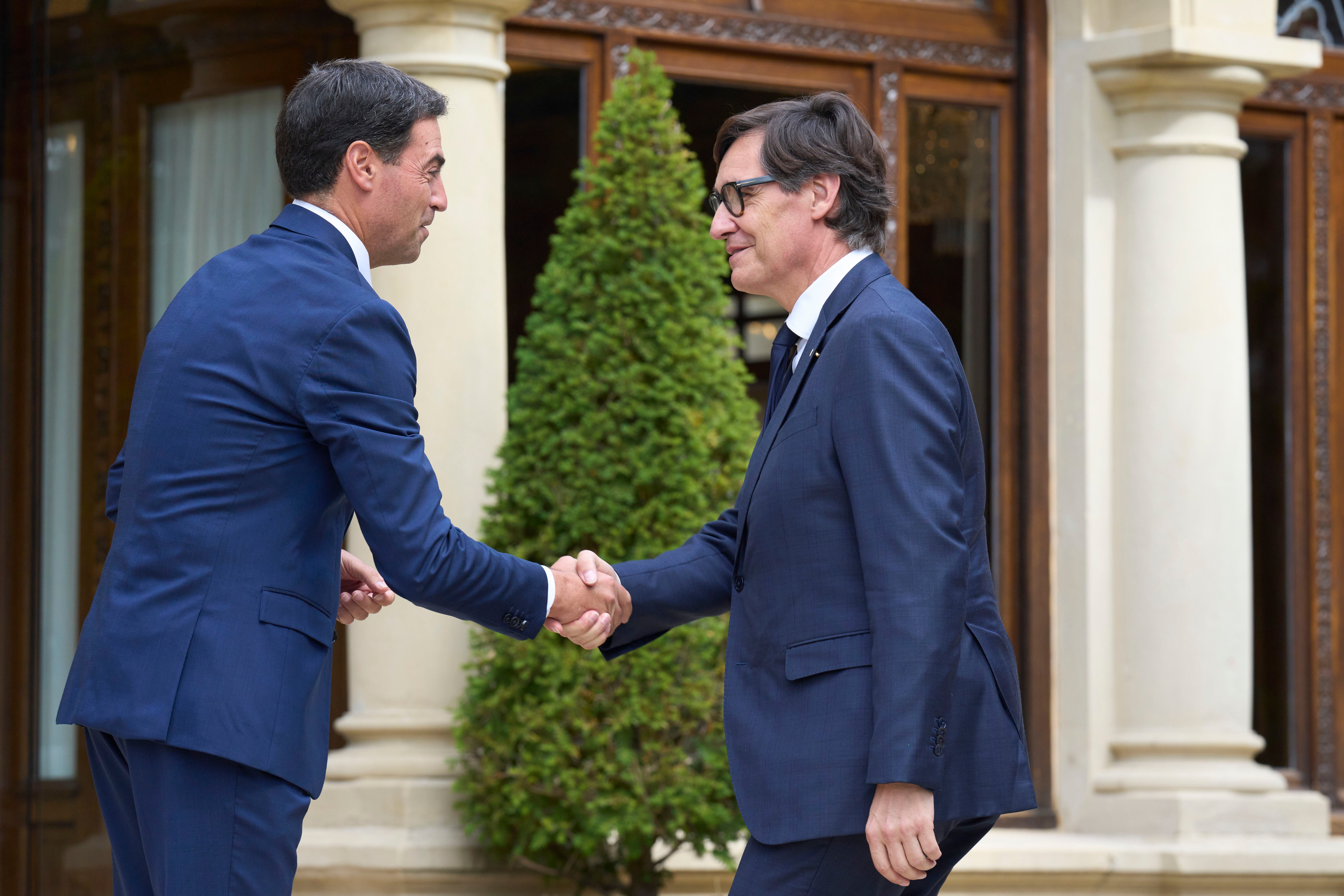 Imanol Pradales recibe a Salvador Illa en la escalinata del palacio de Ajuria Enea.