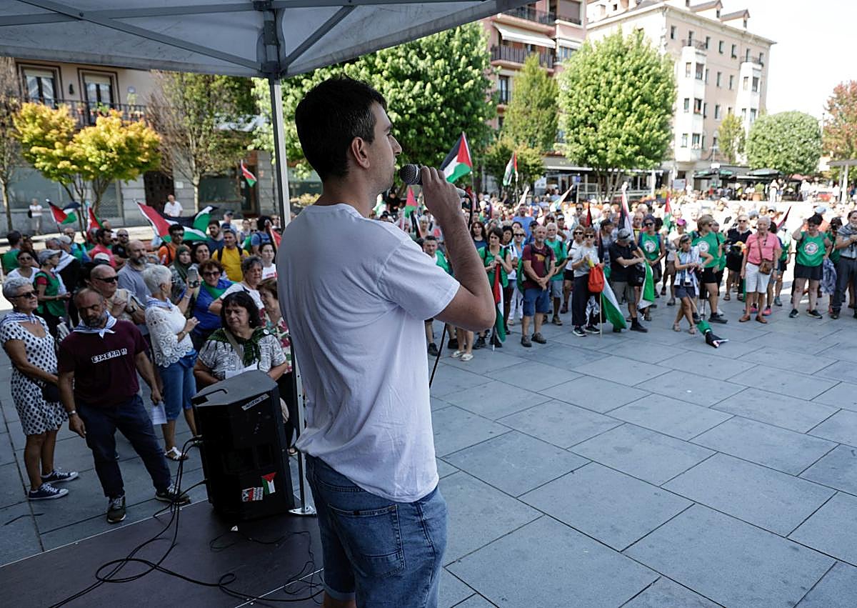 Imagen secundaria 1 - La marcha pro palestina Ibaitik Itxasora llega desde Navarra a Irun