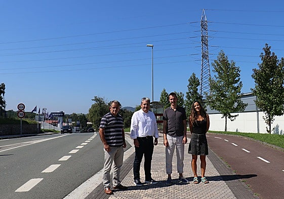 Responsables de la Diputación y el Ayuntamiento en la zona de Galarreta.