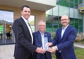 Chris Dempsey (FM) entrega el certificado a José Ignacio Asensio (GHK) y Rafael Guinea (Ekondakin).