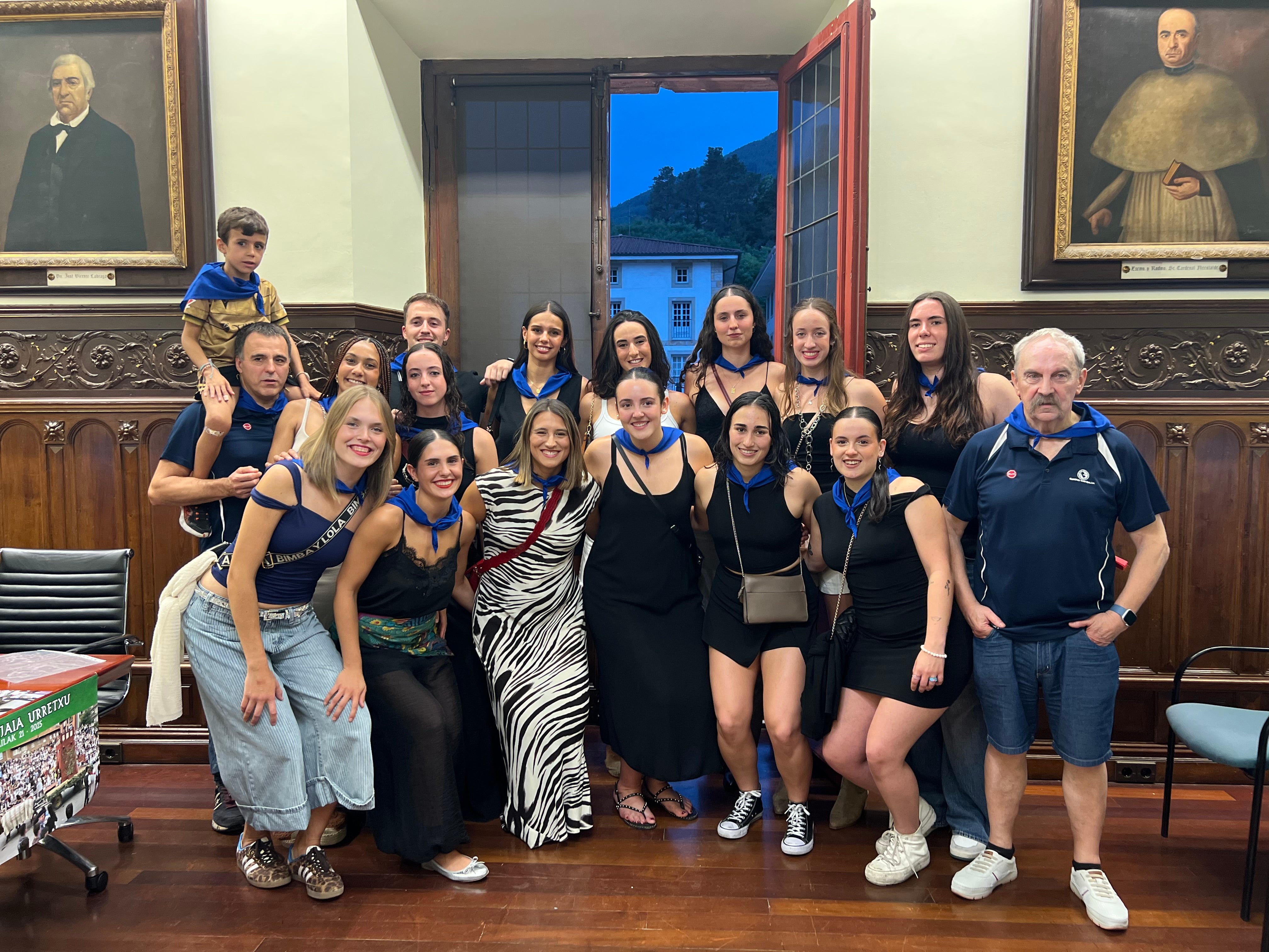 El equipo de baloncesto femenino Goierri Aldapa instantes antes de dar el pregón.