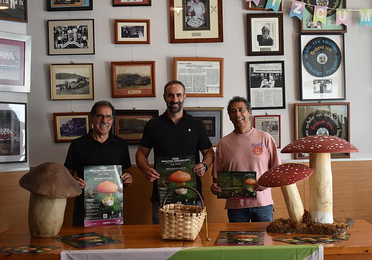 Txus Orcajo, Aitor Gorrotxategi y Patxi Lago, durante la presentación de las Jornadas Micológicas de Loiola.