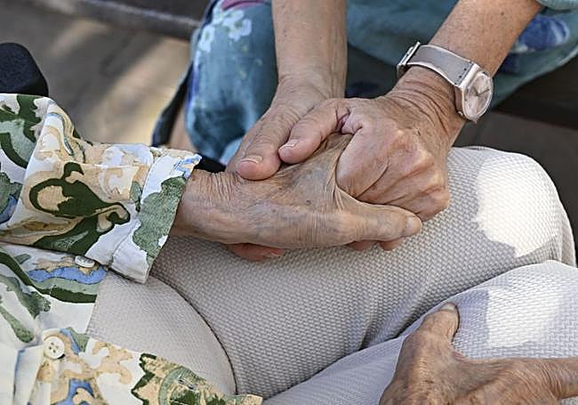 Nekane Goñi reconoce que la enfermedad cambia a las personas, «pero los afectos permanecen», dice, mientras sujeta con cariño la mano de su madre.