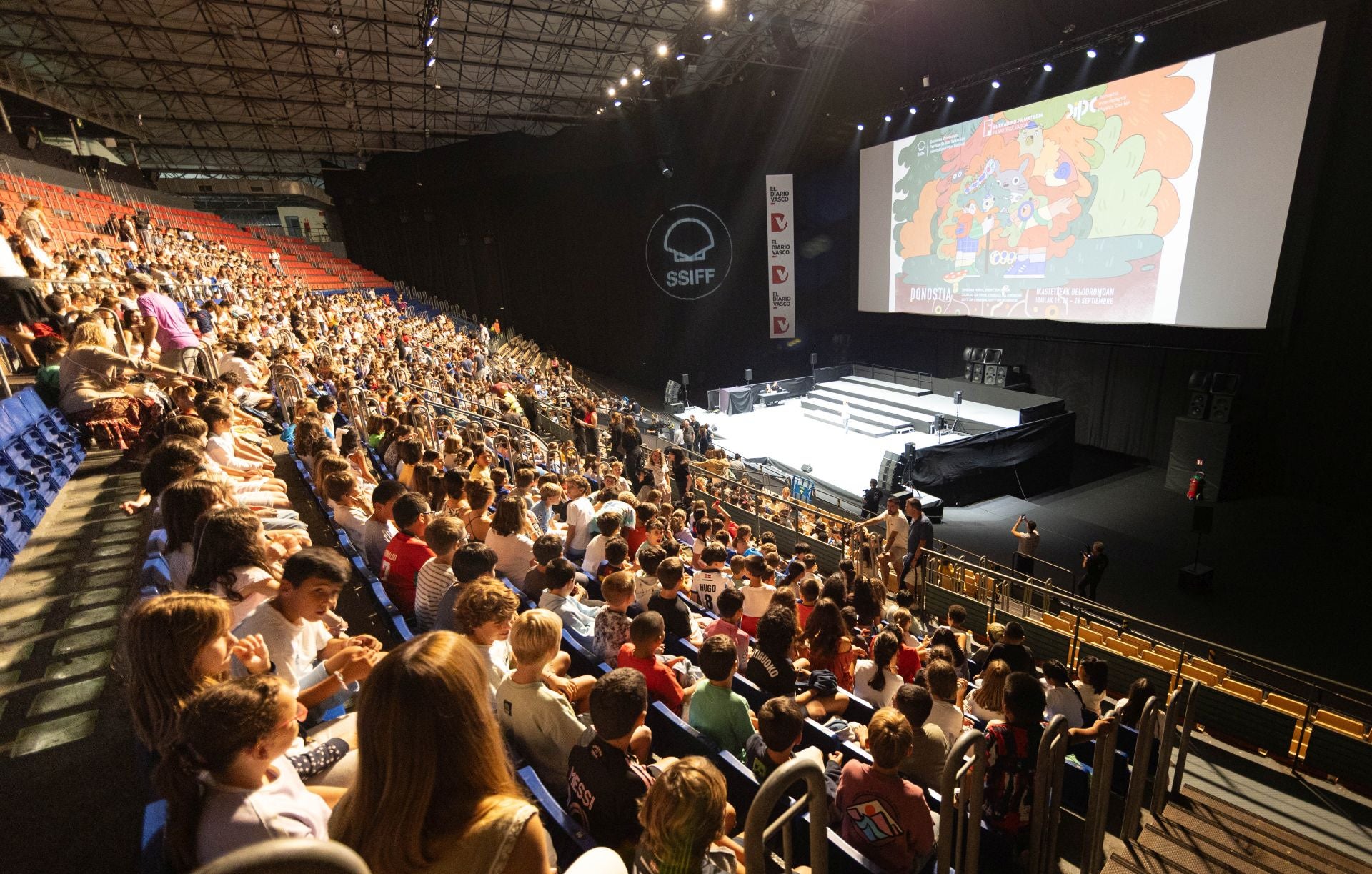 Bi mila haur baino gehiago bildu dira goizean Belodromoan 'Totoro auzokidea' filma ikusteko.