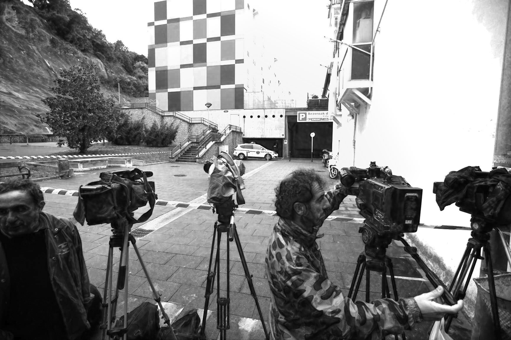 Varias cámaras apuntan al garage custodiado por la Ertzanintza donde un hijo mató a su padre a chuchilladas, en el barrio donostiarra de Buenavista, en septiembre de 2015.