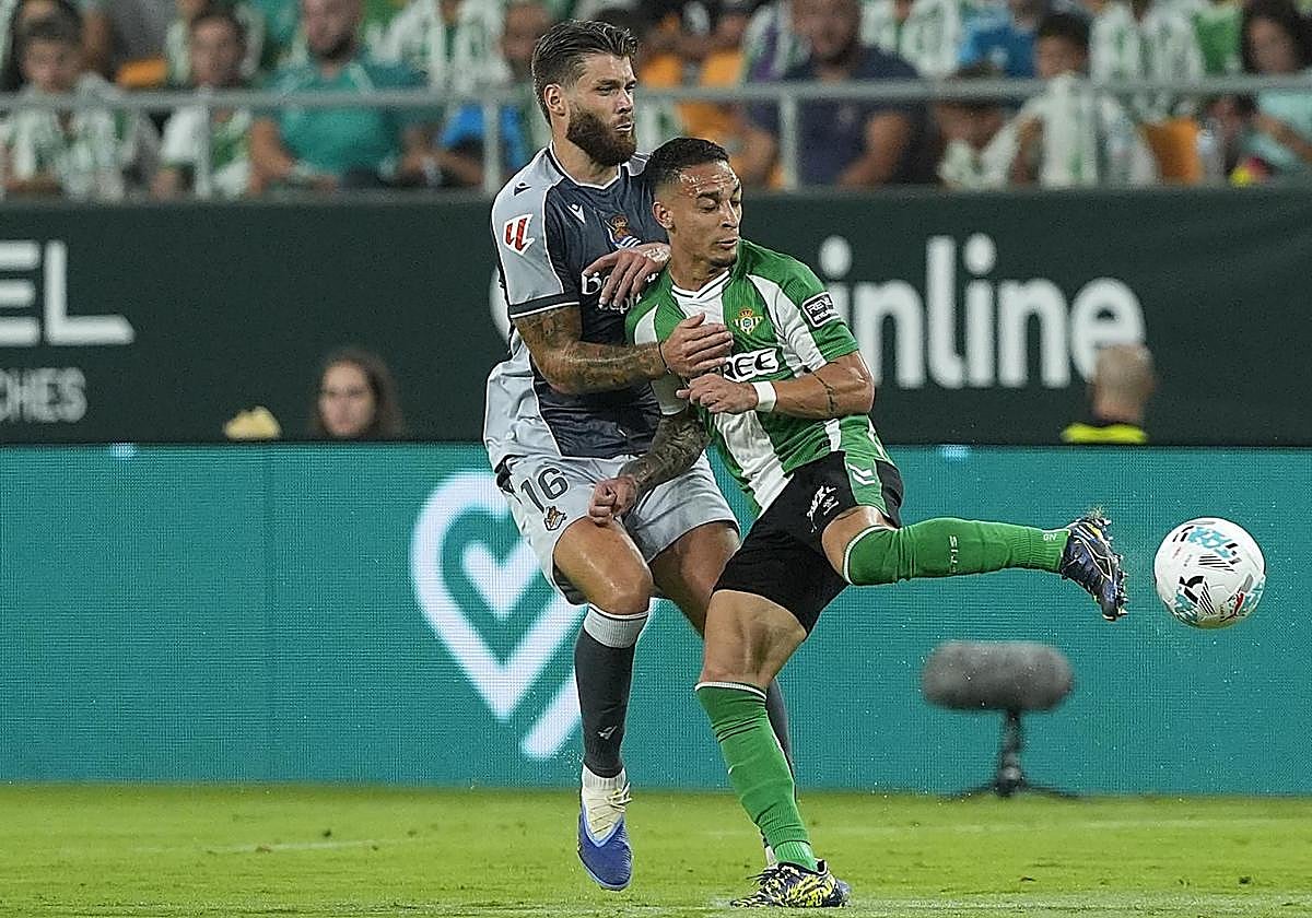 Caleta-Car pugna por un balón ante el Betis.