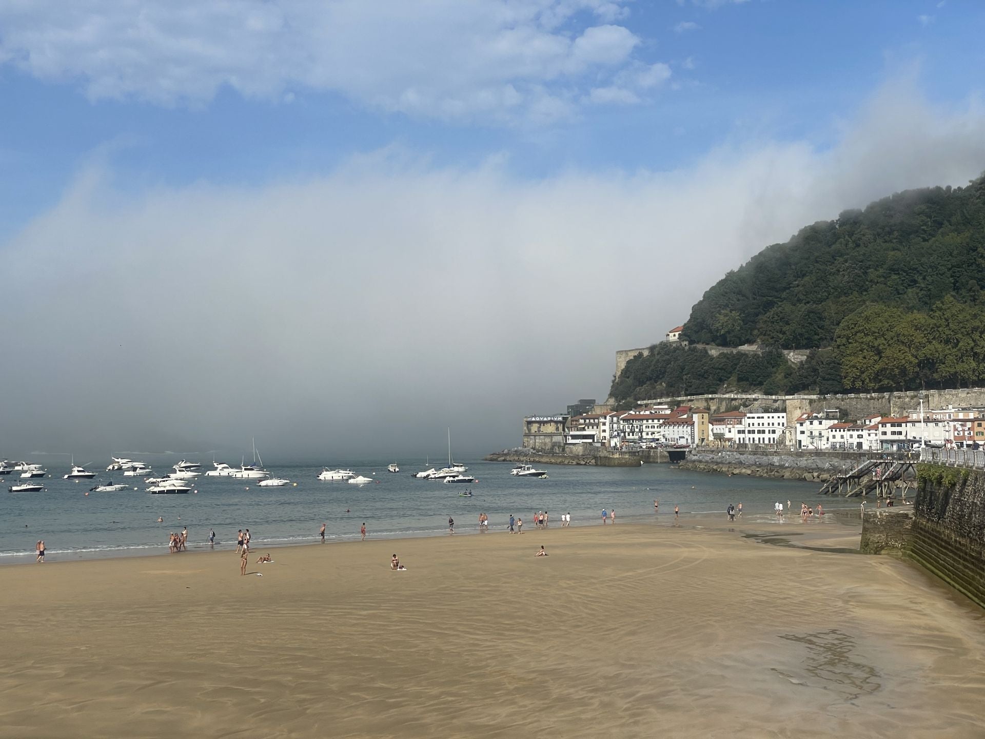 La niebla cubre la costa guipuzcoana