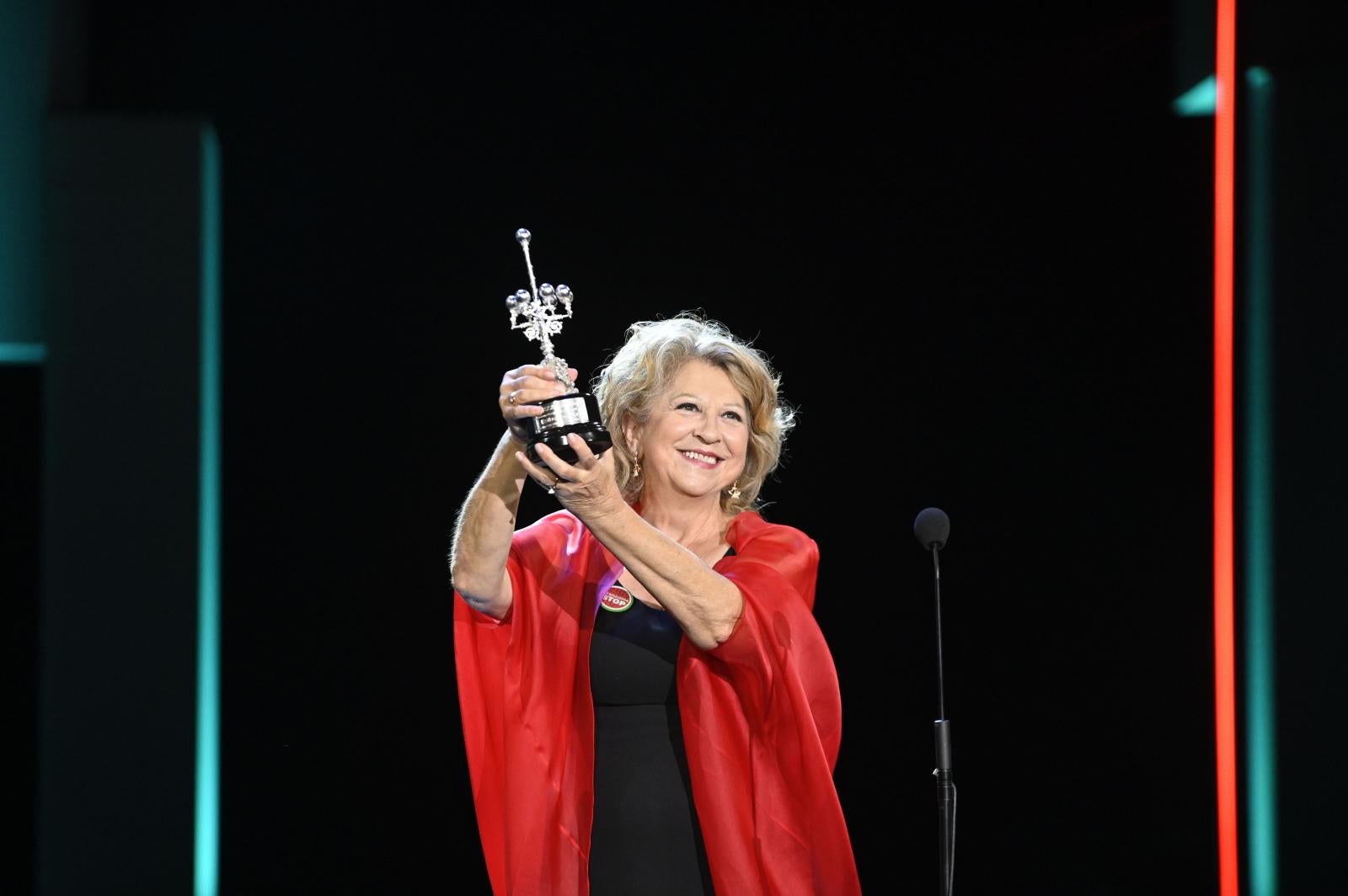 Esther García recibe el premio Donostia en la inauguración del Zinemaldia