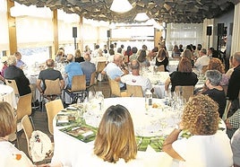 Los asistentes al evento escuchan la presentación de Francisco Javier Ajeno sobre las bondades de Gran Canaria.