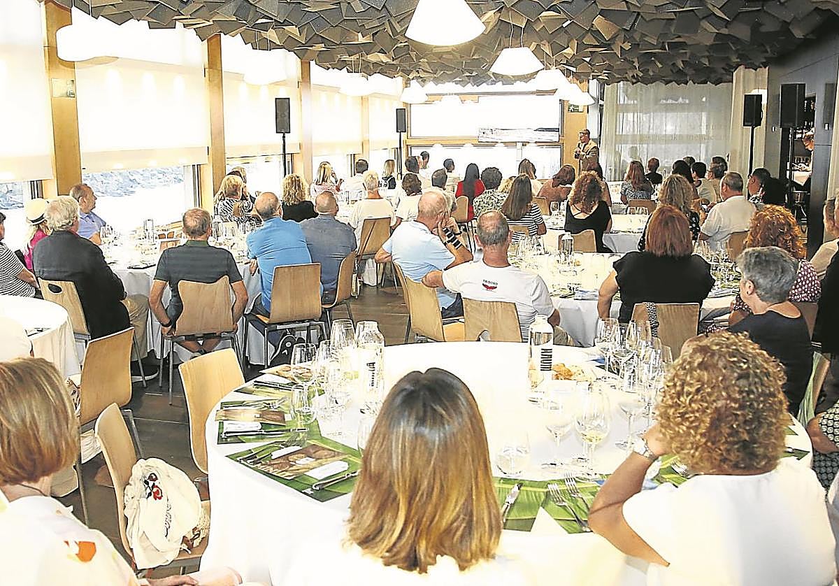 Los asistentes al evento escuchan la presentación de Francisco Javier Ajeno sobre las bondades de Gran Canaria.