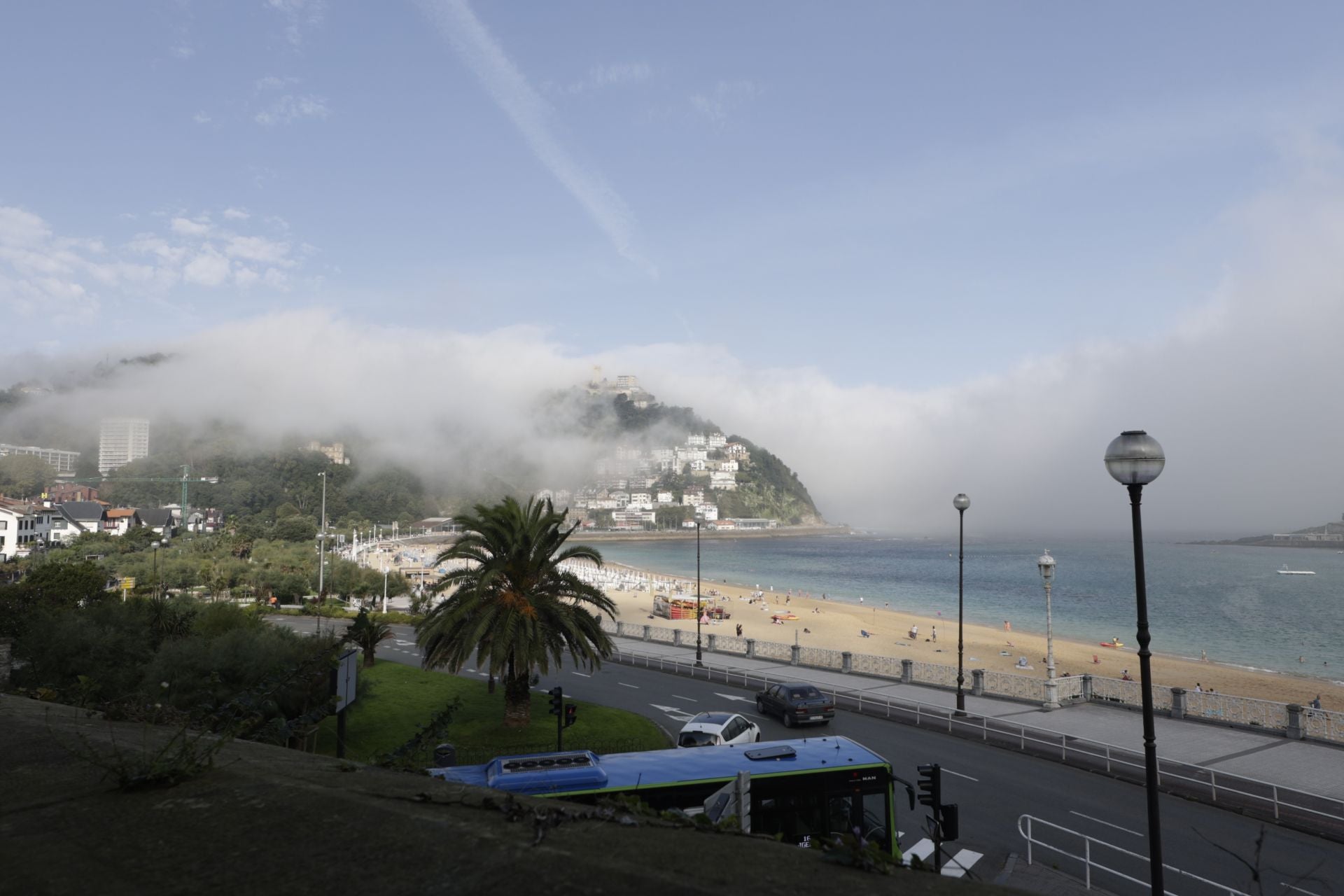 La niebla cubre la costa guipuzcoana