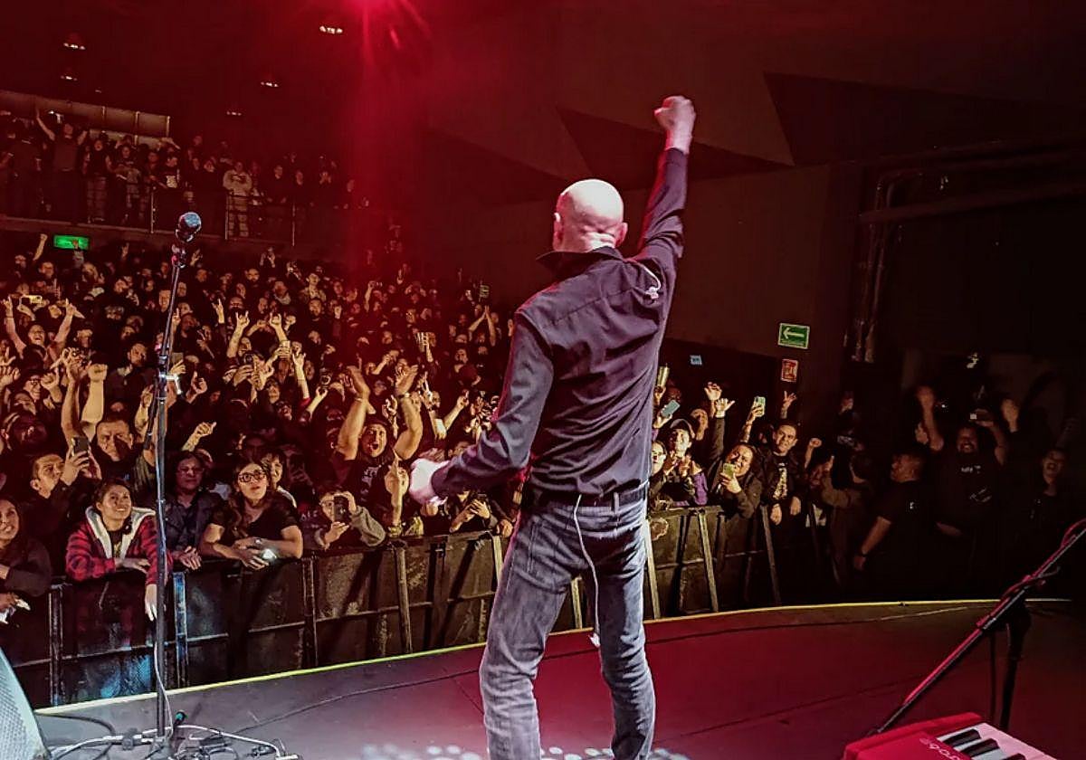 Jorge Martínez, líder de Ilegadoes durante un reciente concierto.
