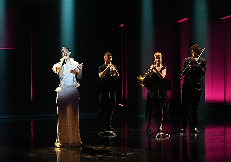 Izaro, durante su interpretación de 'Argia' con la que ha homenajeado a Marisa Paredes