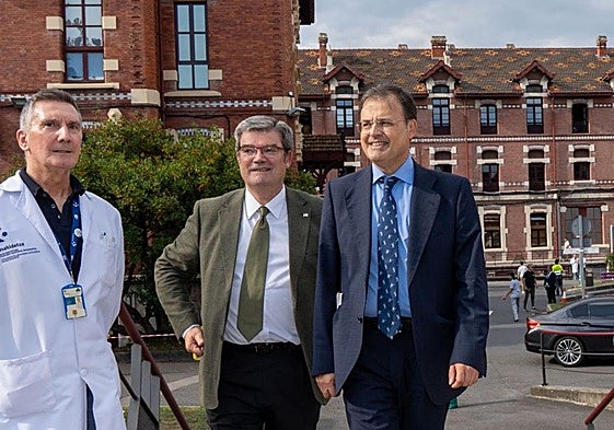El consejero de Salud, Alberto Martínez, junto al alcalde de Bilbao, Juan Mari Aburto, en el acto de este viernes en el Hospital de Basurto.
