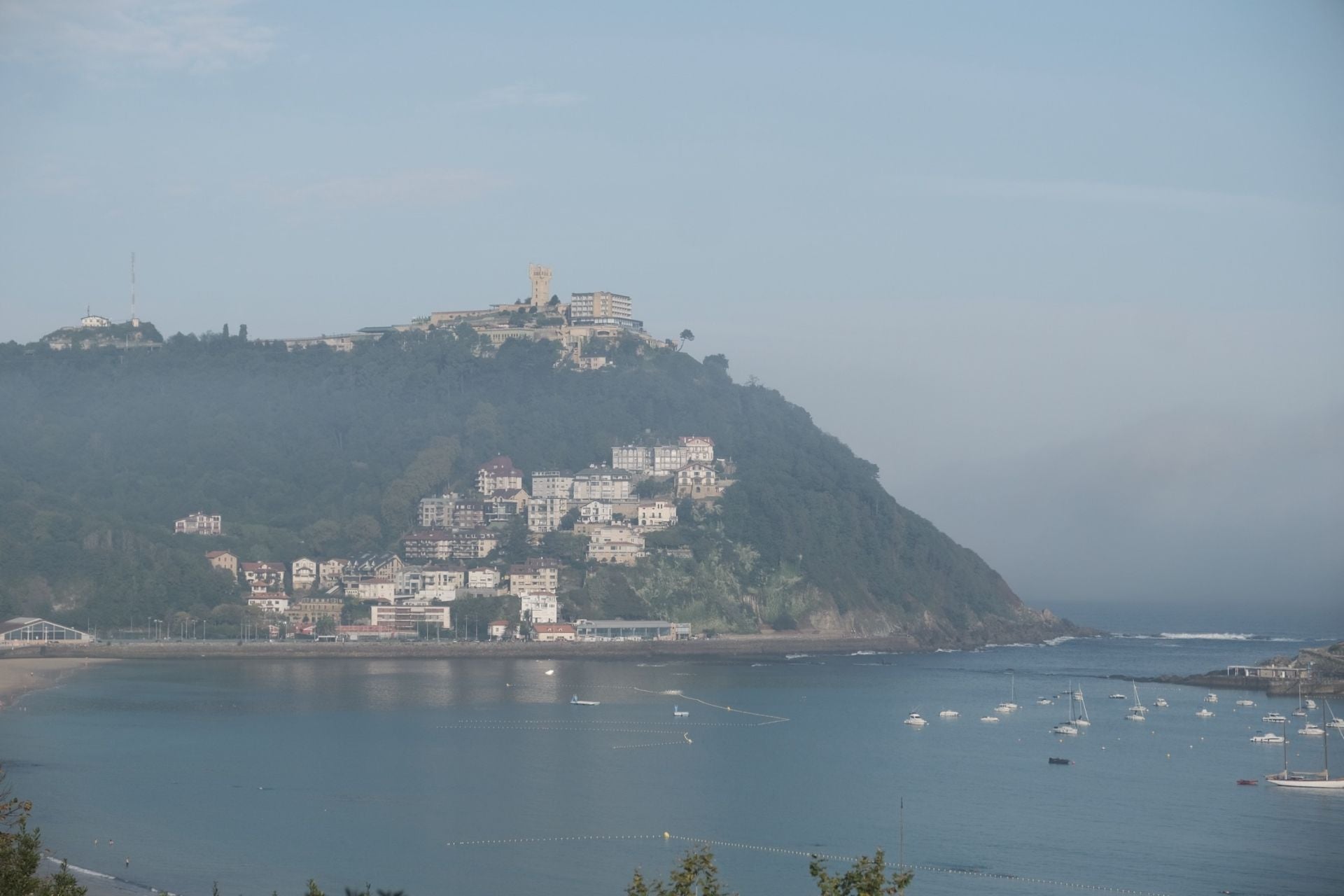 La niebla cubre la costa guipuzcoana