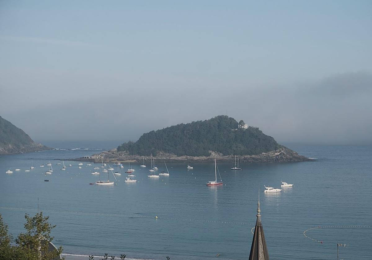 La niebla cubre la costa guipuzcoana