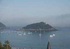La niebla cubre la costa guipuzcoana
