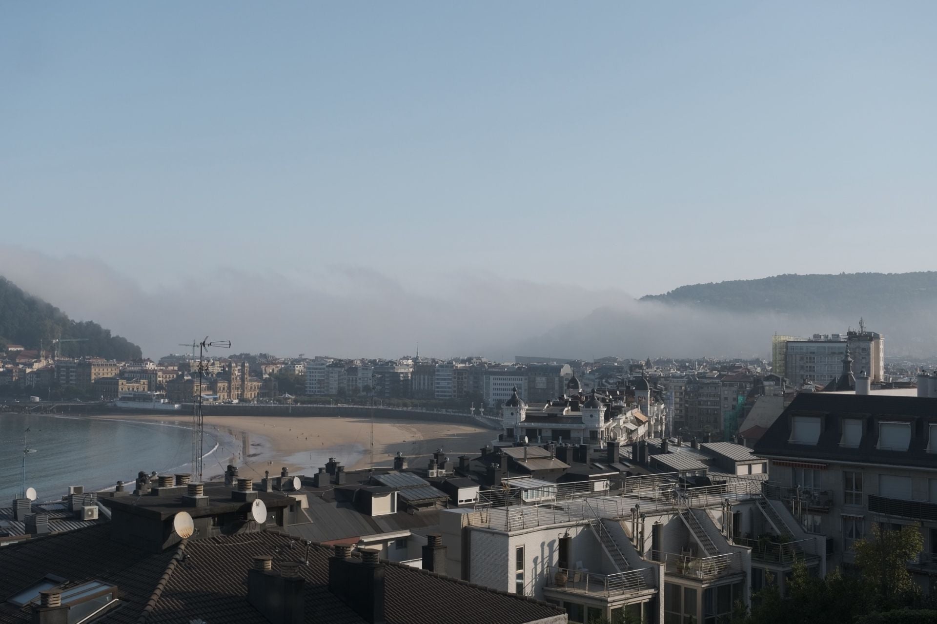 La niebla cubre la costa guipuzcoana