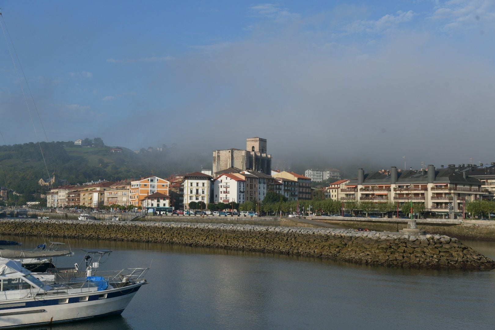 La niebla cubre la costa guipuzcoana