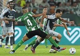 Oyarzabal intenta salvar la entrada de Natan en el choque ante el Betis.