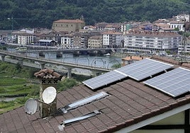 Vivienda con placas solares en el tejado en el término municipal de Orio.