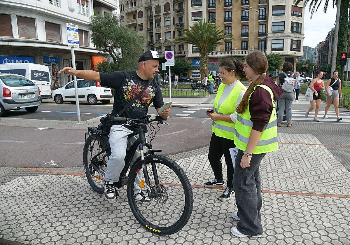 Dos estudiantes del Politécnico Easo realizan el test a un ciclista en la acción de Kalapie.