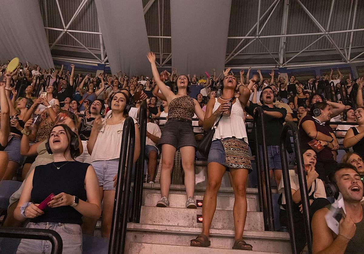El público, con auriculares, durante el concierto de ZETAK en Illunbe.