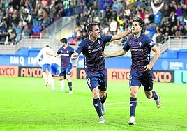 Jon Bautista celebra con Javi Martínez el gol marcado por este en el último encuentro de Ipurua ante el Andorra