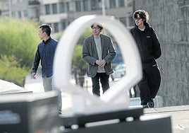 El director Junji Sakamoto, el actor Ryuya Wakaba y el hijo de la alpinista, Shinya Tabei. Imagen de la película que se proyecta en Sección Oficial fuera de concurso.