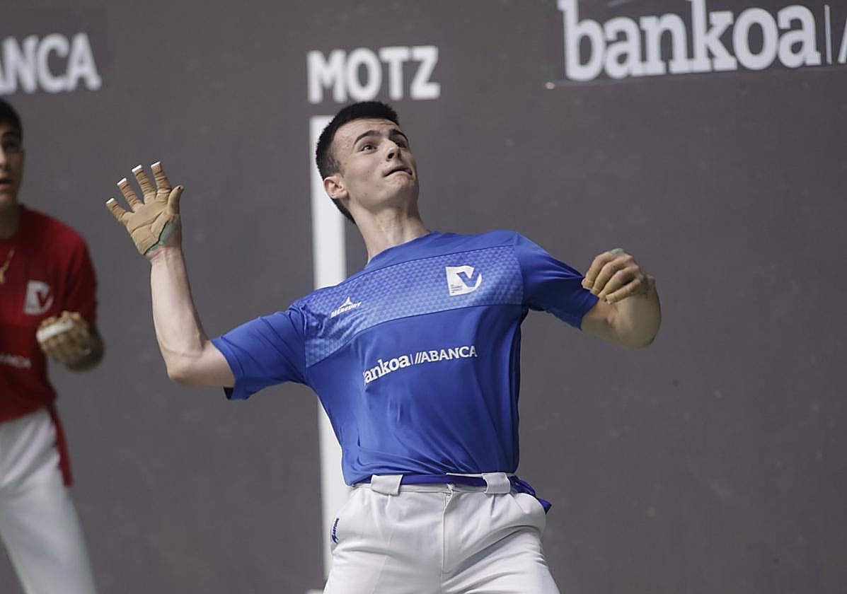 Julen Etxaniz entra de volea en el Sahatsaga de Getaria.