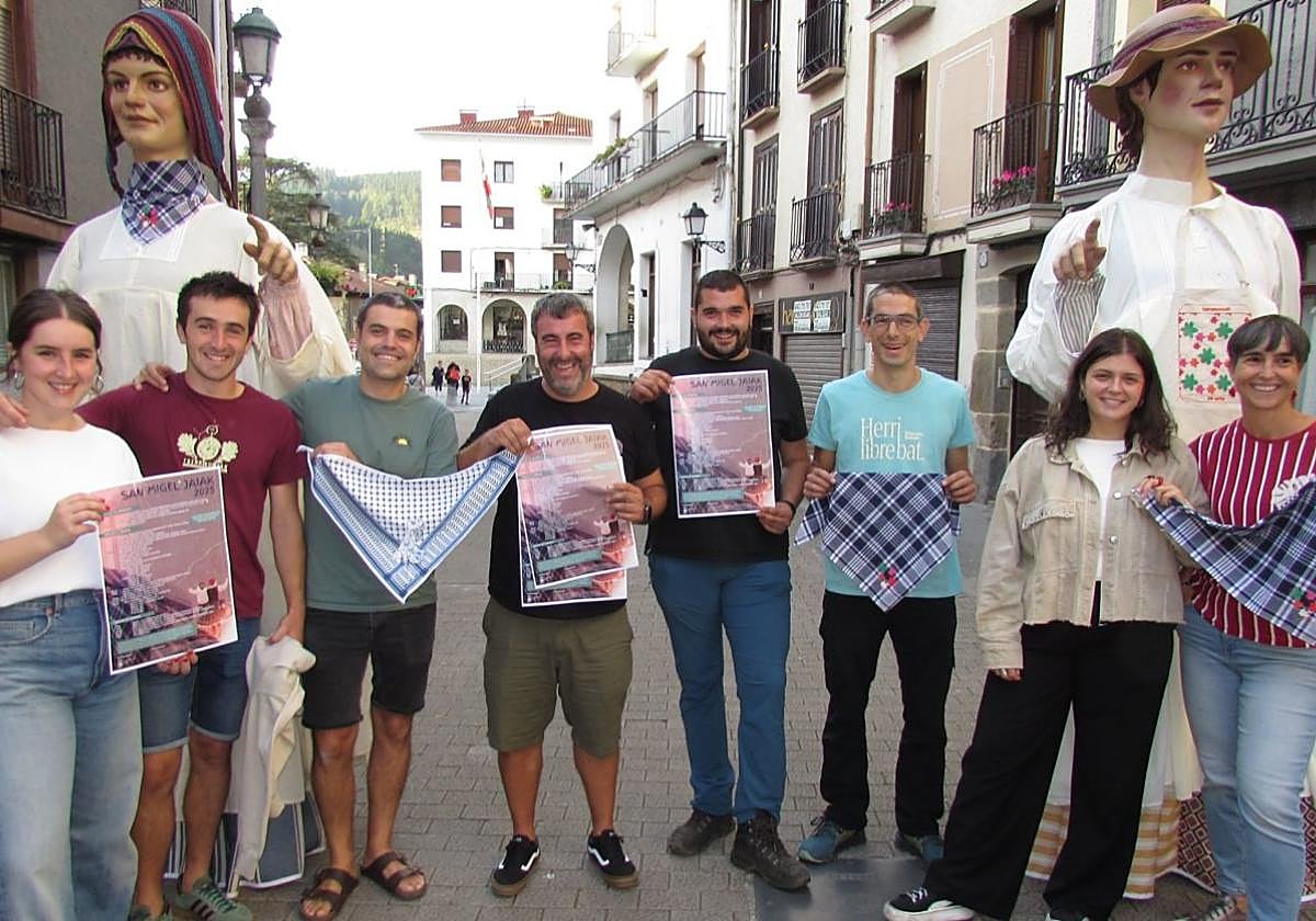 Miembros de la comparsa de gigantes, responsables municipales y de la comisión de fiestas en la presentación del programa.