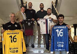 Los representantes del Ayuntamiento y del Eibar Eskubaloia presentaron este viernes las nuevas equipaciones que vestirán los jugadores este curso.