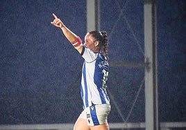 Nerea Eizagirre celebra uno de los goles bajo la lluvia en Zubieta.