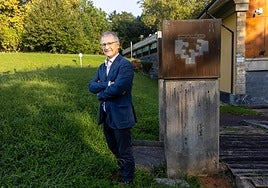 El rector de la Universidad del País Vasco, Joxerramon Bengoetxea, en los jardines de Julianategi, sede del Vicerrectorado del Campus de Gipuzkoa.