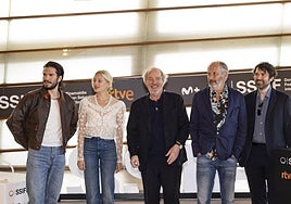 El director Arnaud Desplechin (en el centro), junto a los protagonistas y uno de los guinistas de 'Two pianos'.