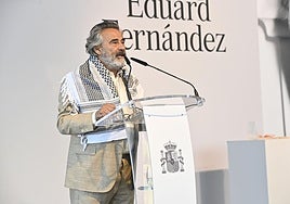 Eduard Fernández, ya con el pañuelo palestino, leyó varios nombres de niños asesinados en Gaza..