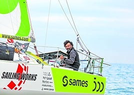 Ramón Ribera a bordo del 'Amuitz', barco con el que cruzará el Atlántico en la regata Mini Transat