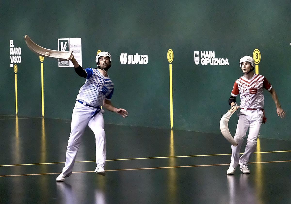 Juanenea ataca la pelota ante la mirada de Ansa II, este sábado en Galarreta.