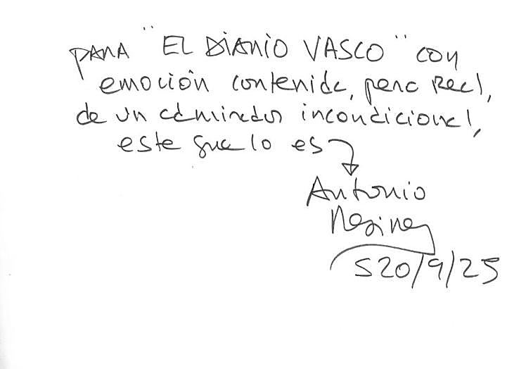 La dedicatoria del actor, «con emoción contenida, pero real de un admirador incondicional, de este genio que es Antonio Resines».