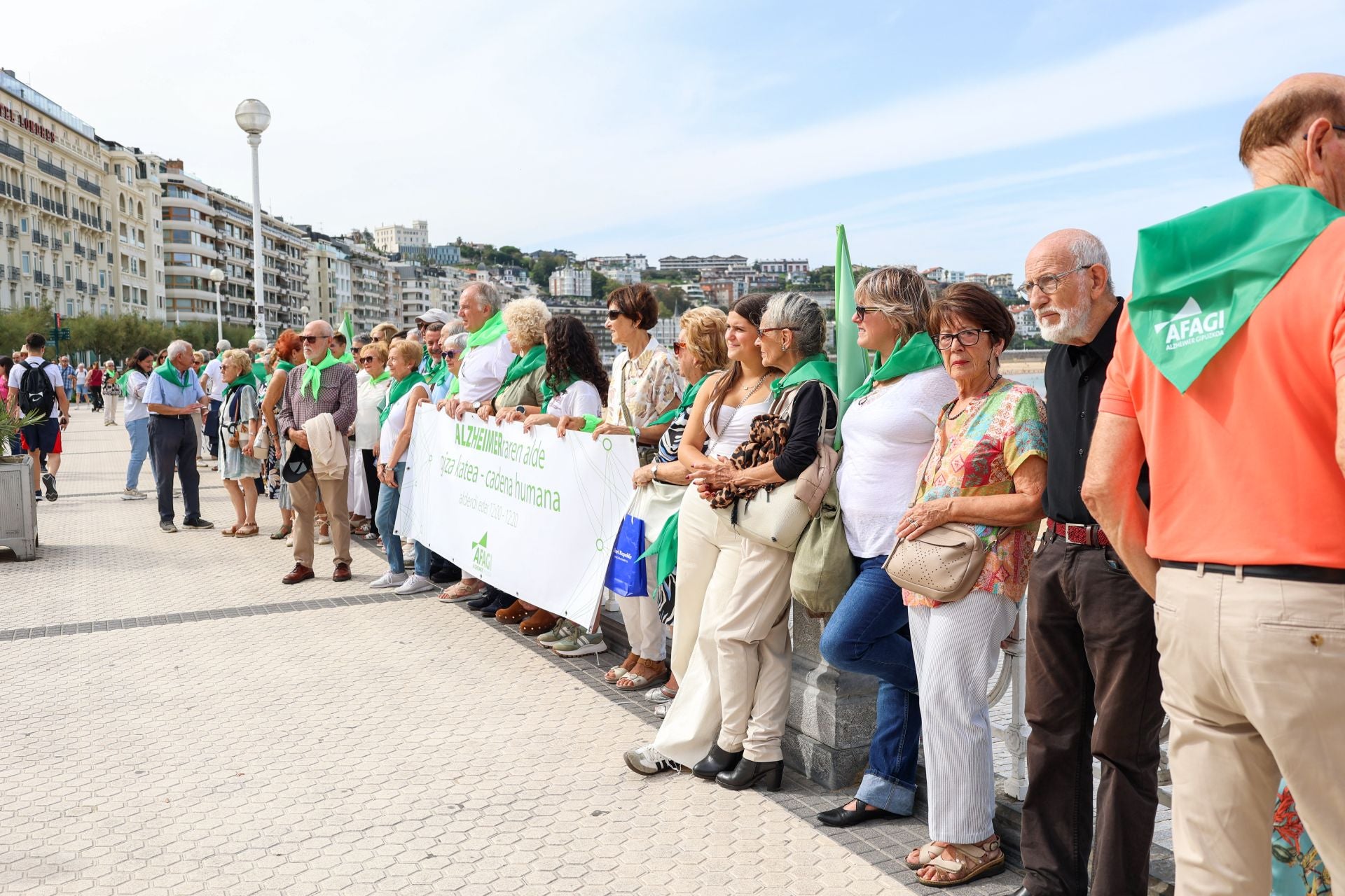 Cadena humana en Donostia para sensibilizar sobre el alzhéimer