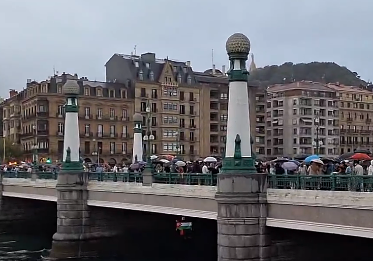 Uno de los manifestantes, colgado del puente del Kursaal.