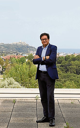 El ministro Óscar López pose con Donostia a sus espaldas en la azotea de la sede de El Diario Vasco.