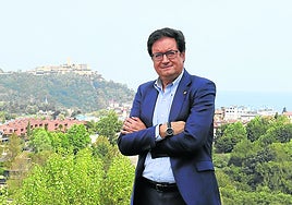 El ministro Óscar López pose con Donostia a sus espaldas en la azotea de la sede de El Diario Vasco.