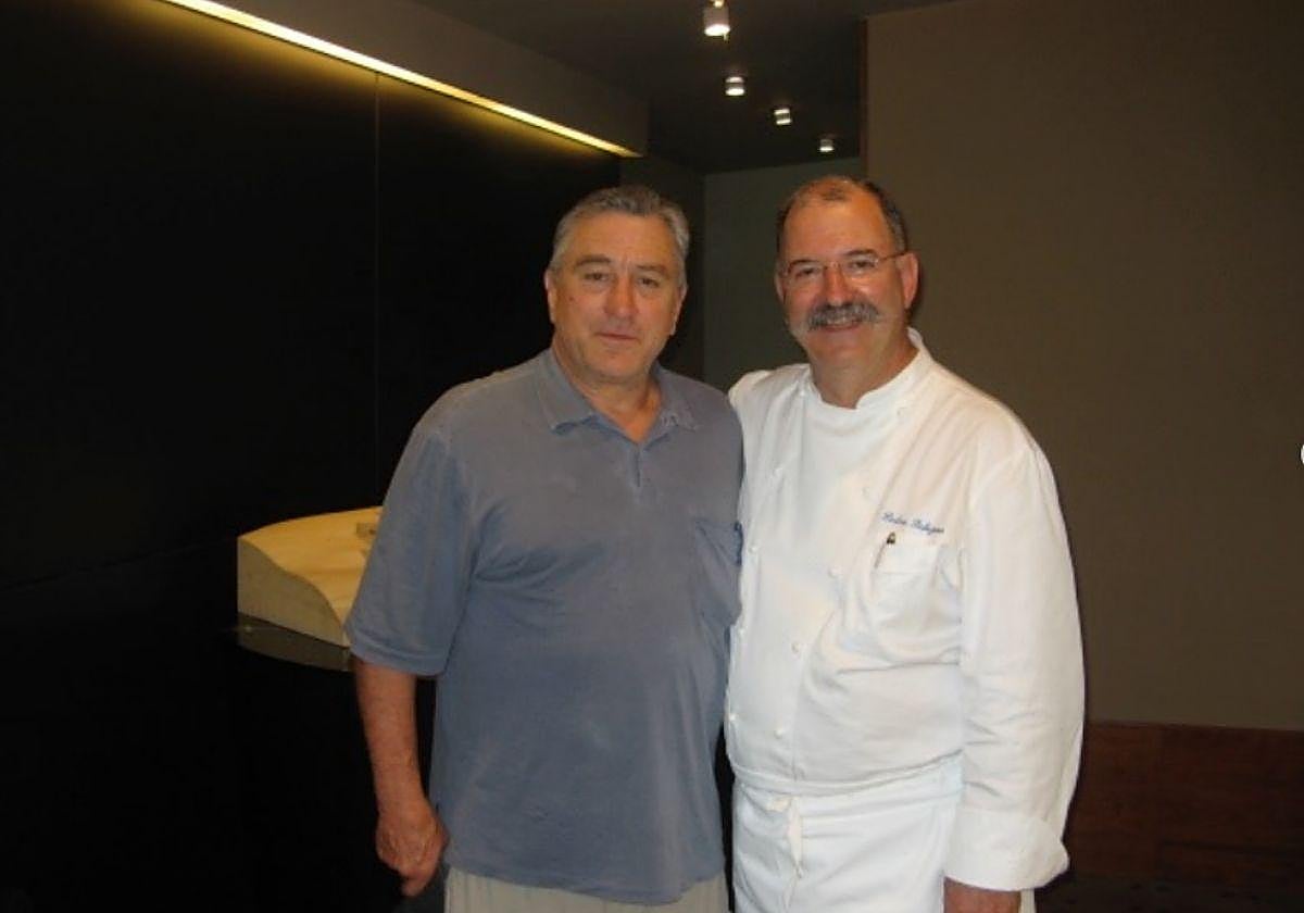 Robert De Niro posa junto a Pedro Subijana en el restaurante Akelarre.