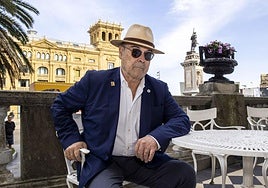 Con gafas de sol y sombrero, Antonio Resines posa en las terrazas del María Cristina, antes de dedicar el autógrafo a DV.